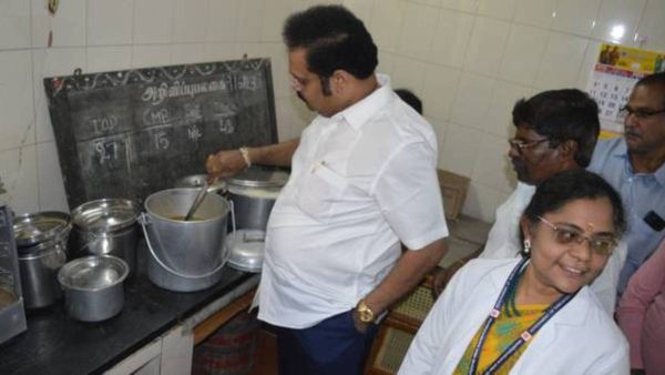 சுத்தமா சமைக்கணும்! சாம்பாரில் உப்பு இருக்கா? கையில் ஊற்றி ருசி பார்த்த கதிர் ஆனந்த் எம்.பி.!