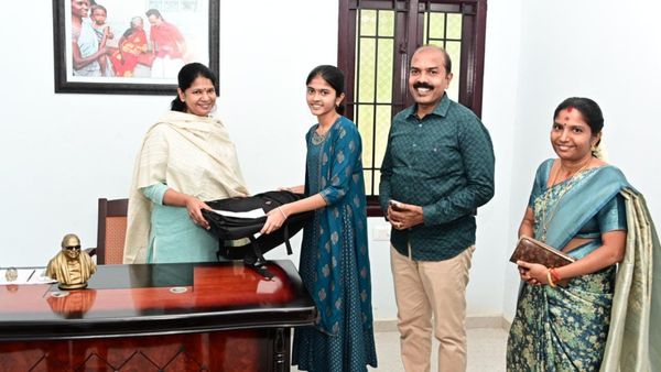 நேரில் அழைக்காத விஜய்! கையில் கொஞ்சம் பணம்! கருப்பு பையில் பெரியார் புத்தகம்! கரம் கொடுத்த கனிமொழி!