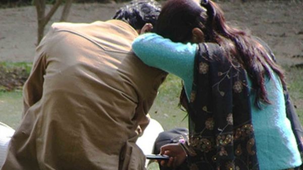 தோற்றது குழந்தைகளின் பாச போராட்டம்.. போலீஸ் ஸ்டேசனில் அடம்பிடித்து கள்ளக்காதலனுடன் சென்ற பெண்