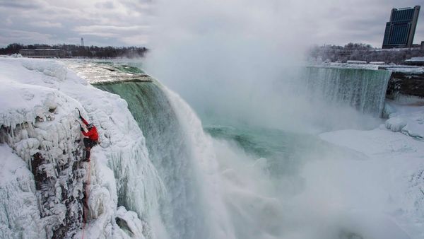 கடும் குளிரால் உறைந்துபோன நயாகரா நீர்வீழ்ச்சி.. சுற்றுலாப் பயணிகள் பிரமிப்பு!