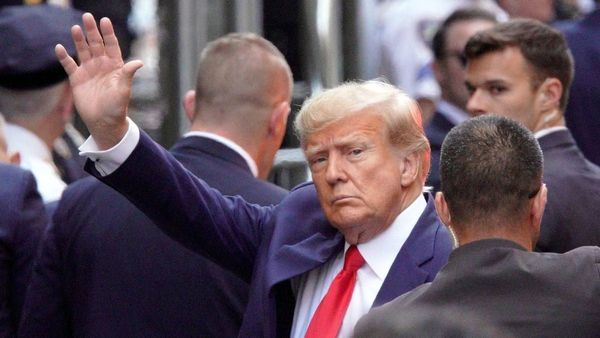 அரசு ஆவணங்களை பதுக்கிய வழக்கு.. பிறந்த நாளில் கைதாகி விடுதலையானார் டிரம்ப்! அமெரிக்காவில் சலசலப்பு