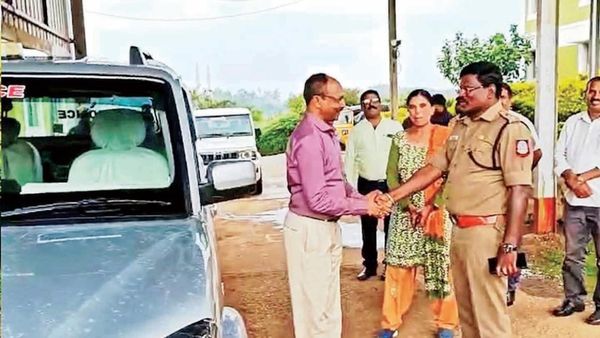 மெல்ல விடை கொடு விடை கொடு மனமே.. கடைசி நாளில் எஸ்ஐக்கு இன்ப அதிர்ச்சி கொடுத்த நீலகிரி எஸ்பி