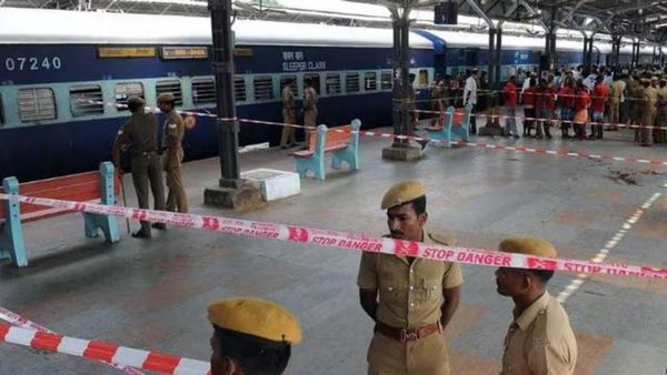 2 மணிக்கு வெடித்து சிதறும்! சென்ட்ரல் ரயில் நிலையத்துக்கு வெடிகுண்டு மிரட்டல்! பரபரத்த சென்னை