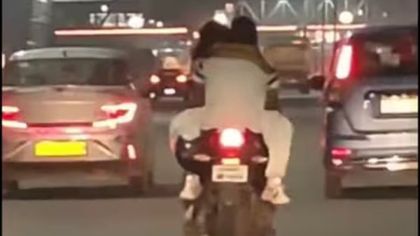 பெட்ரோல் டேங்கில் காதலி.. பைக் ஓட்டிக்கொண்டே சல்லாபம்.. முத்தம் வேற.. தட்டி தூக்கிய போலீஸ்!