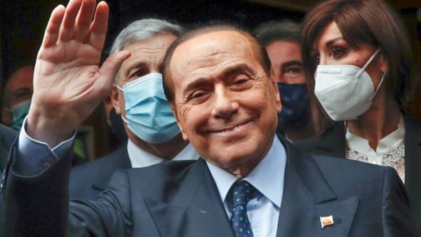 சர்ச்சை நாயகன்! செக்ஸ் பார்டி, வரி ஏய்ப்பில் சிக்கிய இத்தாலி முன்னாள் பிரதமர் பெர்லுஸ்கோனி காலமானார்