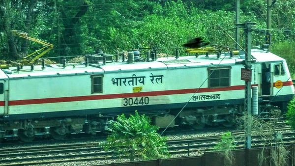 பயணிகளின் பொருட்கள் திருடு போனால் ரயில்வே பொறுப்பு இல்லை.. உச்ச நீதிமன்றம் அளித்த முக்கிய உத்தரவு