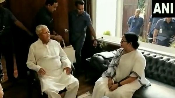 நெகிழ்ச்சி.. லாலு பிரசாத் யாதவ் காலில் விழுந்த மேற்கு வங்க முதல்வர் மம்தா பானர்ஜி