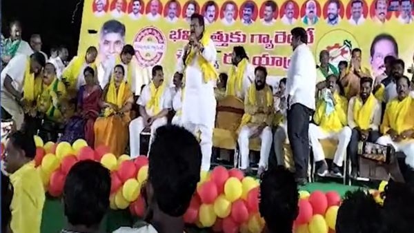 முன்னாள் துணை முதல்வர் பேசிக்கொண்டிருந்தபோதே திடீரென சரிந்து விழுந்த மேடை.. அலறிய கட்சி தொண்டர்கள்!