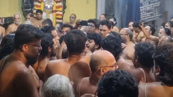 வடகலையா? தென்கலையா? சாமி முன்பே சண்டைபோட்ட அர்ச்சகர்கள்.. களேபரமான காஞ்சிபுரம் கோயில்