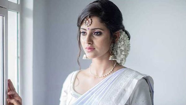 நடிகை ஆயிஷா காதலரை பிரிந்து விட்டாரா..? இதை கவனிச்சீங்களா.? காரணம் இதுதானா..?