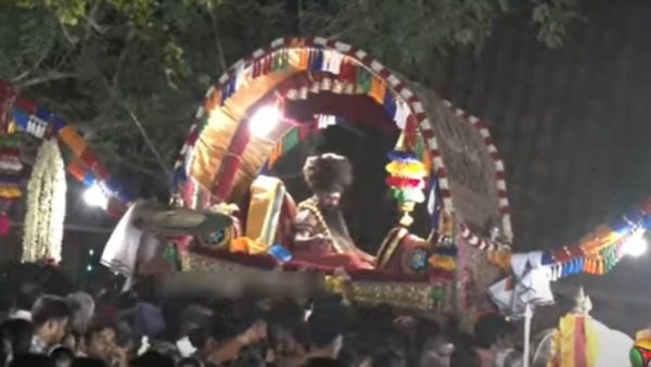 ஆர்ப்பாட்டம்..கைது! பரபரப்புக்கு இடையே தொடங்கிய பட்டினப் பிரவேசம் -தருமபுர ஆதீனத்தை சுமந்த பக்தர்கள்