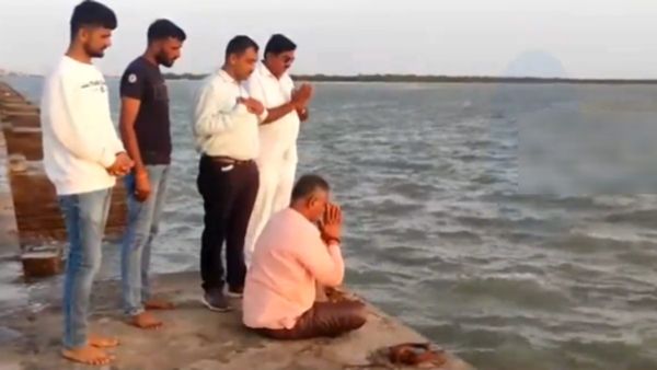 என்ன சிம்ரன் இதெல்லாம்? பிபோர்ஜாய் புயல் உக்கிரத்தைக் குறைக்க குஜராத் பாஜக எம்.எல்.ஏ. நடத்திய பூஜை!