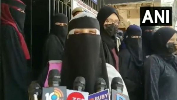 ஆசையாக தேர்வெழுத சென்ற முஸ்லிம் மாணவிகள்.. காத்திருந்த அதிர்ச்சி! ஐதராபாத்திலும் ஹிஜாப் தடையா?