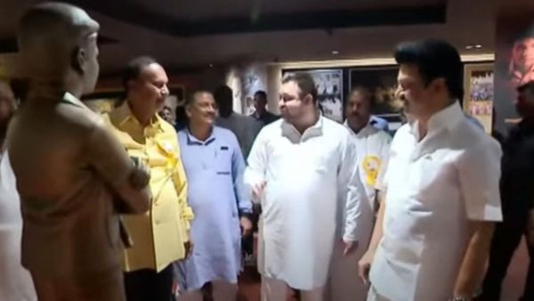 கலைஞர் கோட்டத்தில் கருணாநிதியின் வரலாற்று புகைப்படங்கள்.. வியப்புடன் பார்த்த தேஜஸ்வி யாதவ்