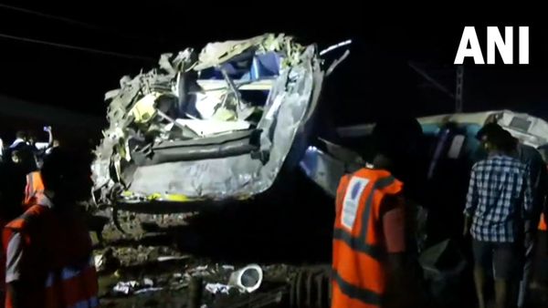 இன்ஜின் உட்பட மொத்தமாக 10 பெட்டிகள்.. கோரமண்டல் ரயிலின் எந்தெந்த பெட்டிகள் தடம்புரண்டன? முழு விவரம்!