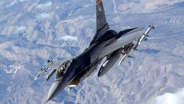 வாஷிங்டன் நகருக்குள் திடீரென புகுந்த விமானம்.. எச்சரிக்கை ஒலியுடன் விரட்டிய போர் விமானம்.. என்னாச்சு