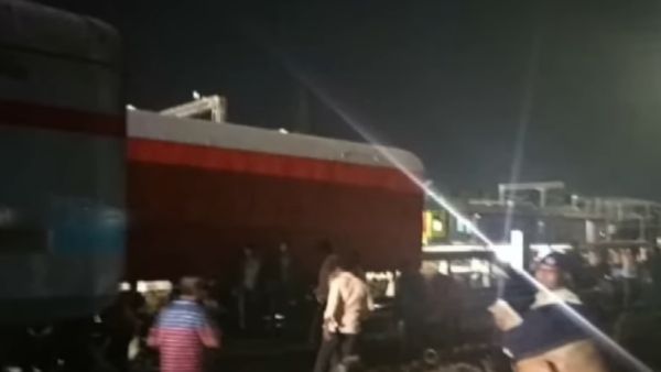 சென்னை பேசின்பிரிட்ஜ் ரயில் நிலையம் அருகே மின்சார ரயில் பெட்டி தடம் புரண்டது!