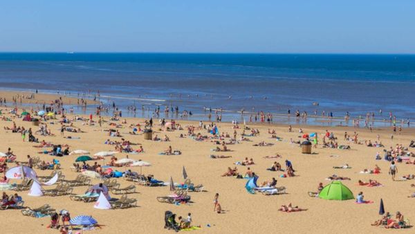 பீச்சில் அத்துமீறும் இளசுகள்.. அதுவும் 