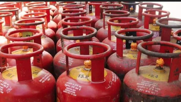 Gas Cylinder Price: அதிரடியாக குறைந்தது சமையல் எரிவாயு சிலிண்டர் விலை.. எவ்வளவு தெரியுமா? ஆனால்..