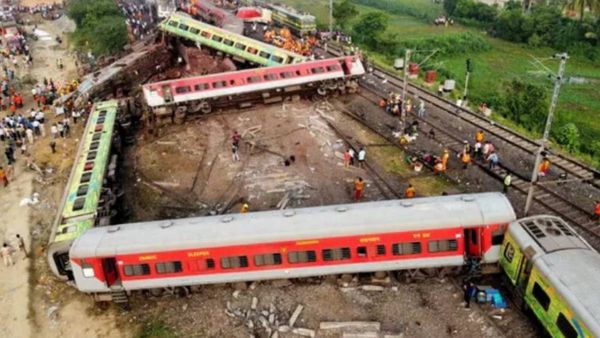 தொழில் நுட்ப கோளாறா.. மனித தவறா? ஒரே இடத்தில் 3 ரயில்கள் விபத்தில் சிக்கியது எப்படி? எழும் கேள்விகள்