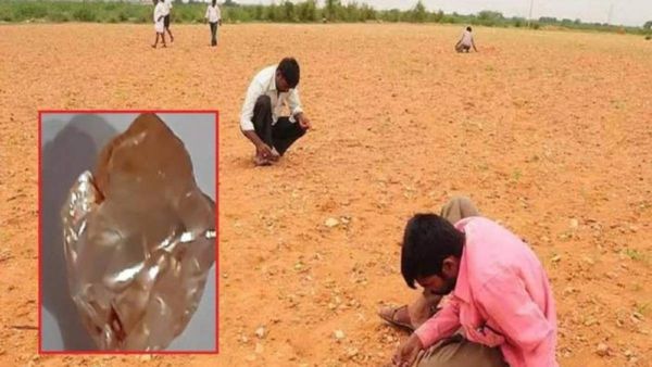 வயலை தோண்டி பார்த்த விவசாயிக்கு ஷாக்.. உள்ளே கொட்டி கிடந்த வைரம்.. அடுத்து என்ன செய்தார் தெரியுமா?