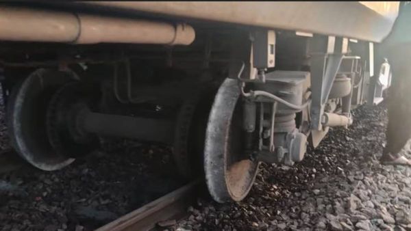 சென்னையில் தடம் புரண்ட ஜன் சதாப்தி! நல்ல வேளை அது மட்டும் நடக்கல.. பெரு மூச்சுவிட்ட பொதுமக்கள்