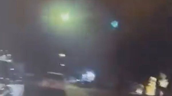 வானத்தில் பிரகாசமான மர்ம பொருள்.. 10 அடி உயரத்தில் இரு உருவங்கள்! ஏலியன்களா? அமெரிக்கர் பகீர் புகார்