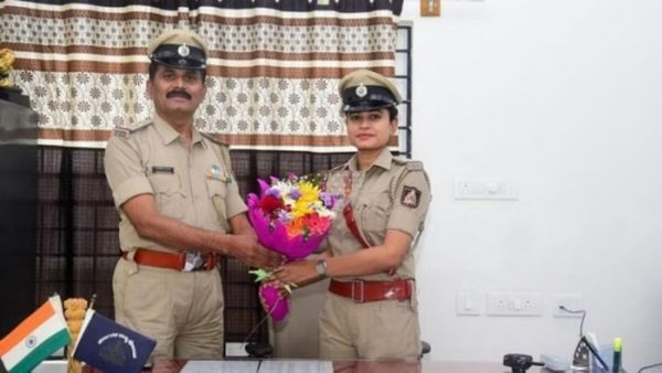 நெகிழ்ச்சி.. நிறைவேறிய கனவு.. தனது ஸ்டேஷனுக்கே எஸ்.ஐயான மகள்.. பூங்கொத்து கொடுத்து வரவேற்ற தந்தை