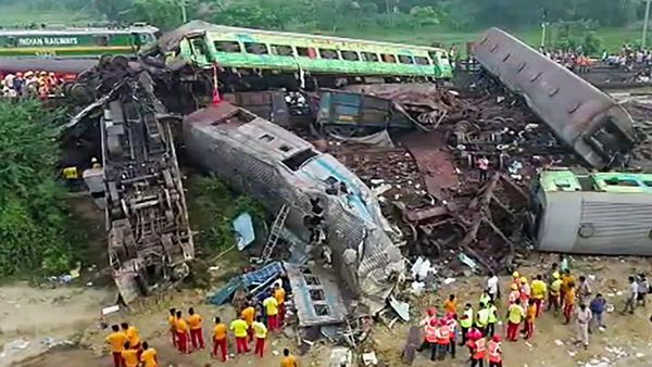 அதே இடம்! கோரமண்டல் ரயில் விபத்து ஸ்பாட்டில்.. சரக்கு ரயில் மோதி 6 பேர் பலி.. இப்படியும் நடக்குமா?