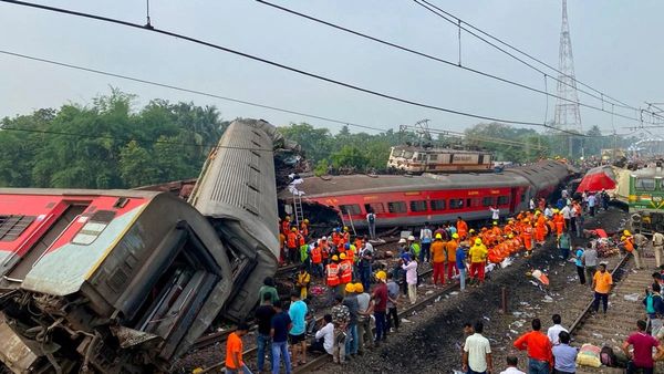 ஒடிசா ரயில் விபத்தில் மாறாத சோகம்.. யார் இந்த 52 பேர்? காத்திருக்கும் உடல்கள்! அடையாளமே தெரியல
