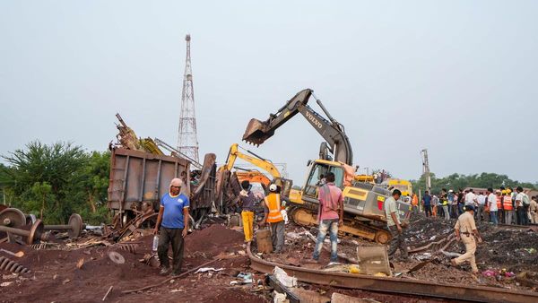 3 முறை ரயில் குலுங்கியது.. ஏசி நின்றது.. வெளியே கும்மிருட்டு.. ரயில் விபத்து குறித்து பயணி பேட்டி