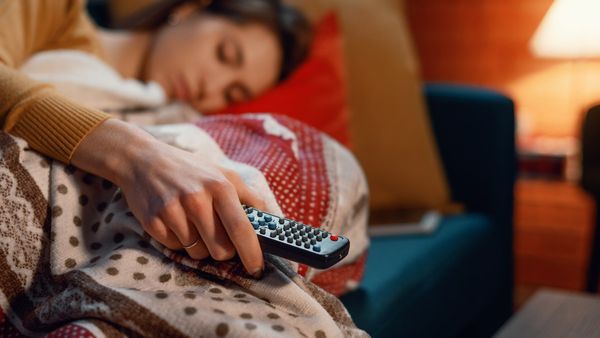 டிவி பார்த்துக்கொண்டே தூங்கும் பழக்கம் இருக்கா? உடனே மாற்றிடுங்க.. பாதிப்புகளை அடுக்கும் நிபுணர்கள்