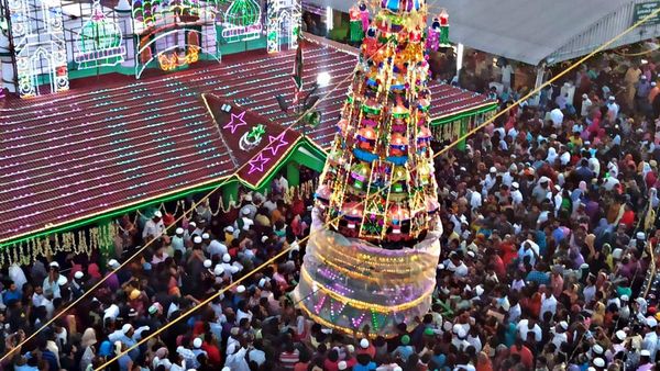 ஏர்வாடி தர்கா சந்தனக் கூடு திருவிழா..சாதி மத பேதமின்றி தரிசித்த மக்கள்..ராமநாதபுரத்தில் விடுமுறை