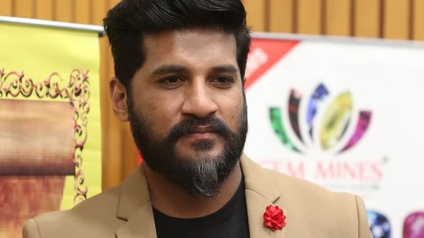 லாக்கரை உடைக்காமல் நகை எப்படி மாயமாகும்?.. ஆஜராகாத விஜய் யேசுதாஸ்.. பொய் புகாரா என போலீஸார் சந்தேகம்