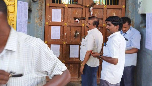 தலித்துகள் வழிபட அனுமதி மறுப்பு- விழுப்புரம் மேல்பாதி திரவுபதி அம்மன் கோவிலுக்கு அதிரடி சீல்!