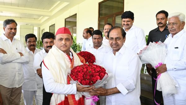 எதிர்க்கட்சி அணியில் குழப்பம் : ராகுல் அட்டாக் செய்யும் கேசிஆருடன் அகிலேஷ் யாதவ் 'லஞ்ச்' மீட்டிங்!