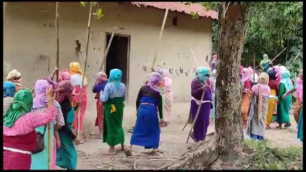 நிர்வாண ஊர்வலம்.. ஆக்ரோஷமான பெண்கள்! முக்கிய குற்றவாளியின் வீட்டை இடித்து தீவைப்பு.. பரபர மணிப்பூர்