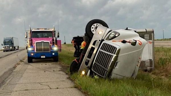 அமெரிக்காவின் 4 மாகாணங்களை புரட்டிப் போட்ட ‘டெரெகோ’ சூறாவளி.. 2.70 லட்சம் வீடுகளில் மின் துண்டிப்பு!