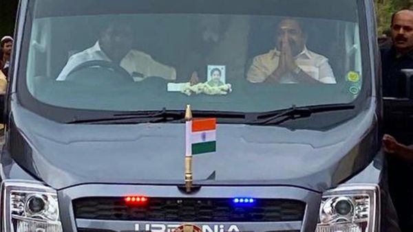 நாடாளுமன்ற தேர்தல் பிரசாரத்திற்கு தயாராகும் அதிமுக.. எடப்பாடிக்காக ரெடியான புதிய பிரசார வேன்