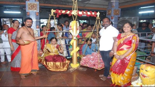 தங்க மூக்குத்தியெல்லாம் வேண்டாம்! அன்னதானத்திற்கு தக்காளி கொடுங்க.. 51 கிலோ துலாபாரம் கொடுத்த பக்தர்