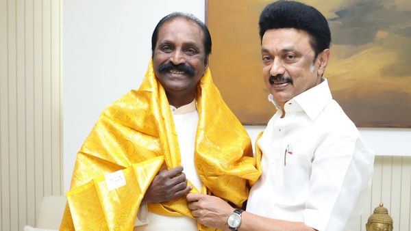 இன்ப அதிர்ச்சி.. வைரமுத்து வீட்டுக்கே போயிட்டாரே ஸ்டாலின்.. 70வது பிறந்தநாளுக்கு நேரில் சர்ப்ரைஸ்