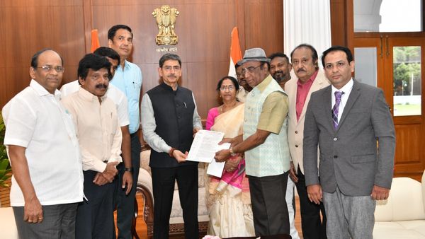 எங்க மொழிய கத்துக்க விடனும்.. தமிழக அரசுக்கு எதிராக ஆளுநர் ரவியிடம் புகாரளித்த மொழி சிறுபான்மையினர்