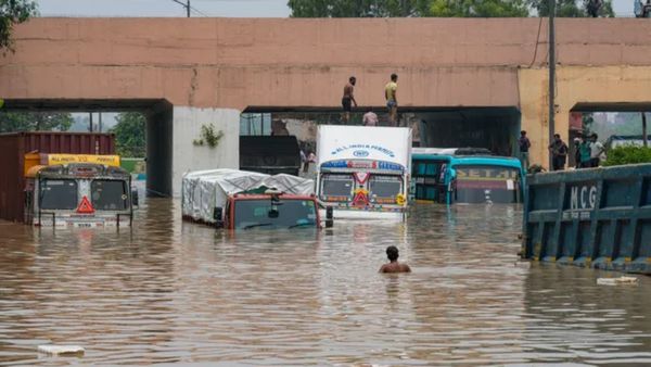 டெல்லியில் வடியாத வெள்ளம்.. அடுத்த 5 நாட்களுக்கும் மழை.. மஞ்சள் எச்சரிக்கை விடுத்த வானிலை மையம்