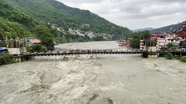 மிதந்து புதைந்த பிணங்கள்.. வடமாநிலங்களையே புரட்டிப்போட்ட வரலாறு காணாத மழை! பலி 37 ஆக உயர்வு