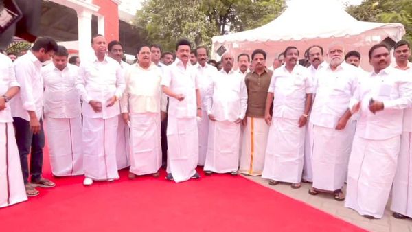 பின்னால் நின்ற அமைச்சர் பிடிஆர்! முன்வரிசைக்கு அழைத்த உதயநிதி ஸ்டாலின்! கண்டுகொள்ளாத டி.ஆர்.பாலு!