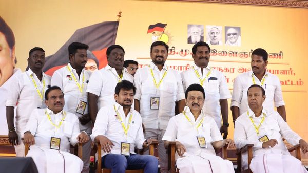 திமுக இளைஞரணி குரூப் போட்டோ! ஸ்டாலின் பின்னால் நிற்க நிர்வாகிகளிடையே கடும் போட்டி!