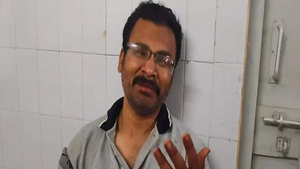 'பாவம்யா புஷ்பா புருஷன்'.. லிப் கிஸ் கொடுக்க போய்.. நாக்கை கடித்து .. அடுத்து நடந்த ட்விஸ்ட்