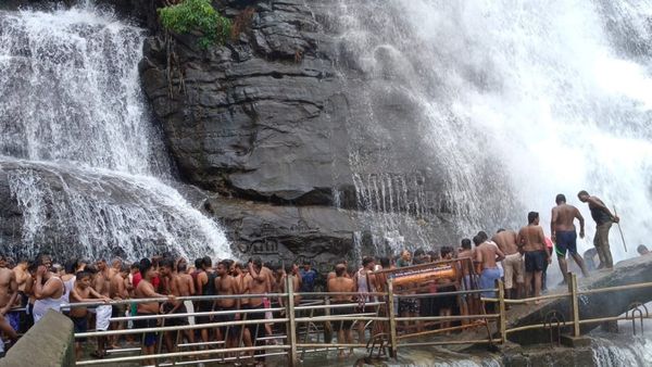 குற்றாலம் போக ரெடியா.. சுற்றுலா பயணிகள் குளிக்க அனுமதி.. இன்று வேறலெவல்ல இருக்கே.. வீடியோ பாருங்க