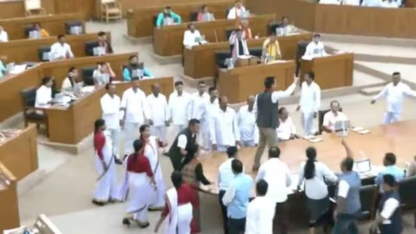 சட்டசபையில் ஆபாசபடம் பார்த்த பாஜக எம்எல்ஏ.. விவாதிக்ககோரிய எதிர்க்கட்சியினர் அமளி.. 5 பேர் சஸ்பெண்ட்