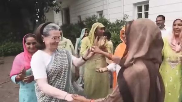 முகம் நிறைய புன்னகை! கவலைகளை மறந்த சோனியா! பெண்களுடன் நடனமாடி மகிழ்ச்சி! பிரியங்காவும் வேறலெவல்